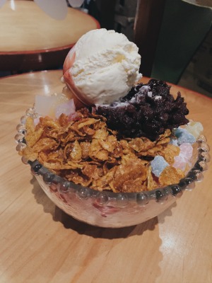 bingsu topped with jelly,ice cream and cornflakes